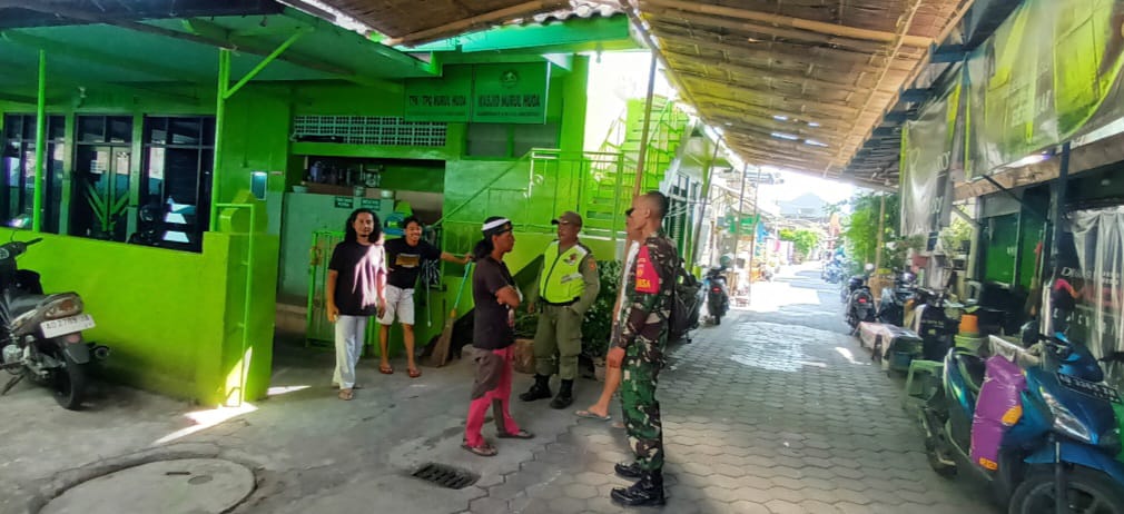 Babinsa Sudiroprajan Ikut Andil Dalam Proses Penyembelihan Hewan Qurban