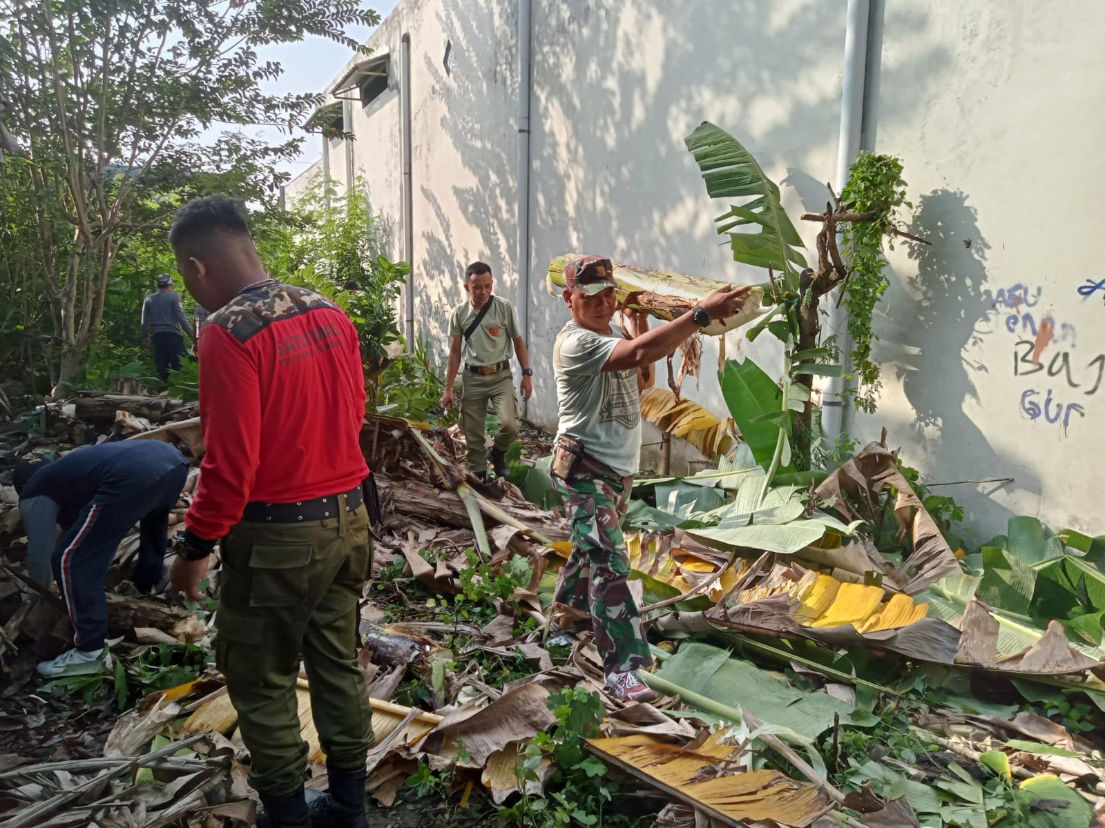 Tingkatkan Gotong Royong Babinsa Bersama Linmas Dan Warga Kerja Bhakti Bersihkan Lingkungan