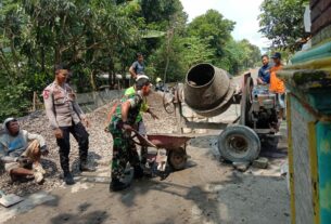Babinsa Tak Ragu Dorong Angkong Saat Kerja Bakti Pengerasan Jalan