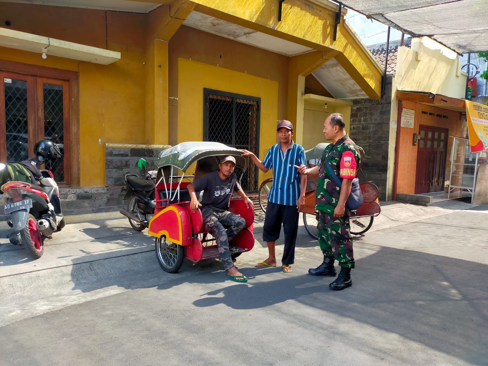 Pengayuh Becak di Kampung Batik Kauman Jadi Sasaran Komsos Babinsa Pasar Kliwon, Ini Alasannya