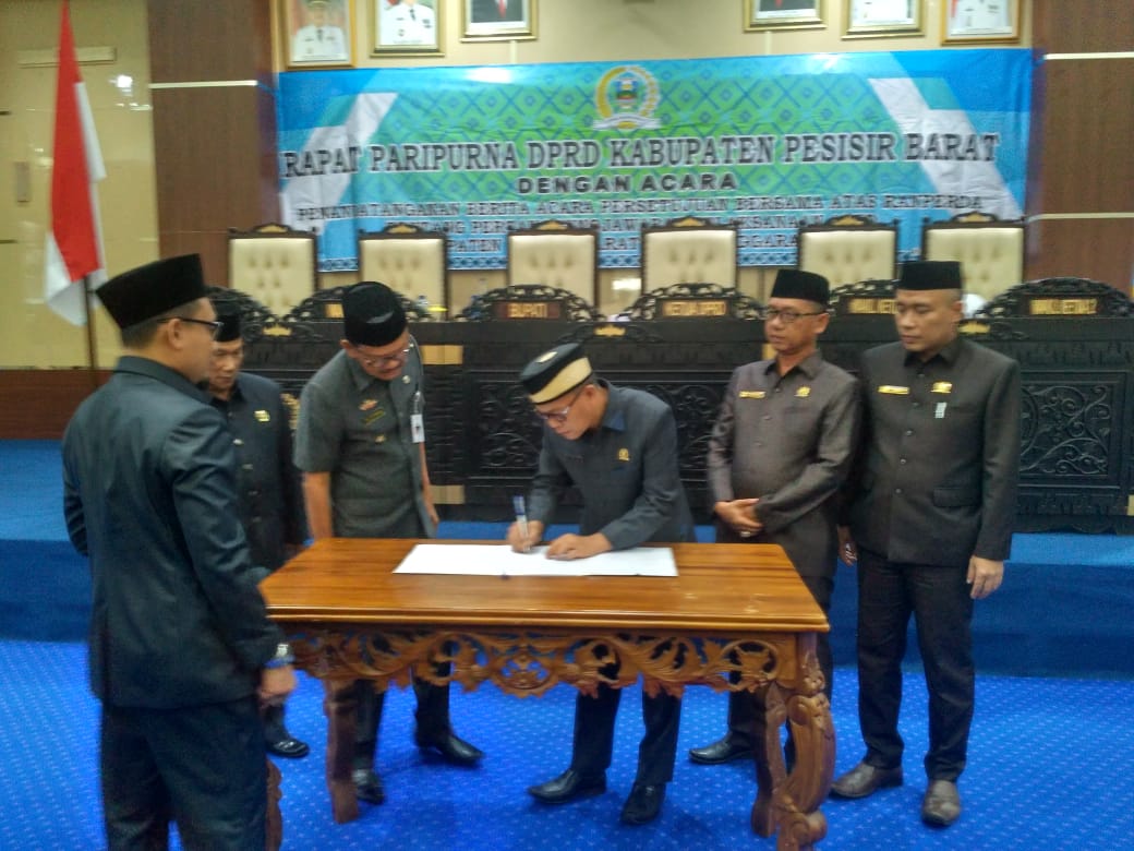 Rapat Paripurna DPRD Agenda Persetujuan Rancangan Peraturan Daerah