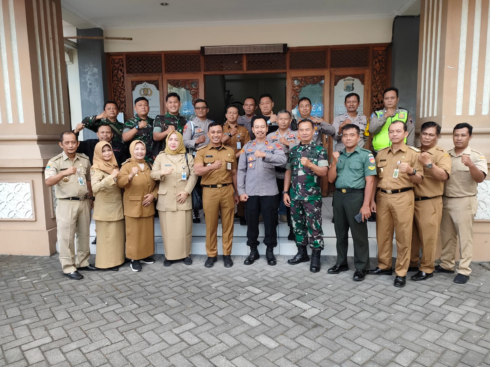 Ucapkan HUT Bhayangkara Ke - 77, Koramil 03/Serengan Kunjungi Mapolsek
