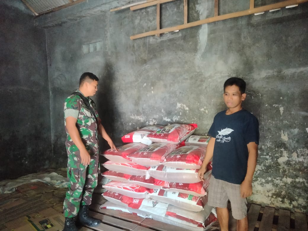 Babinsa Cek Ketersediaan Pupuk dan Obat Pertanian Di Kios Pengecer