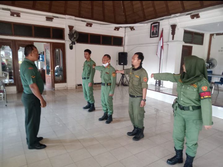 "Disiplin Adalah Nafasku" Ini Pesan Babinsa Panularan Pada Satlinmas di Wilayah Binaan
