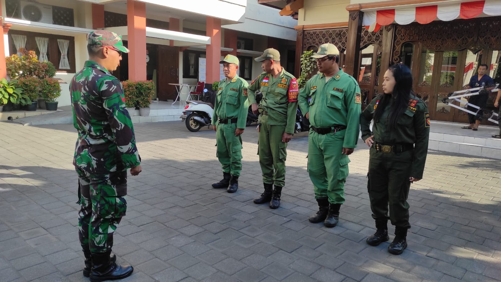 Inilah Pesan Babinsa Kratonan Saat Pimpin Apel Pagi Anggota Linmas