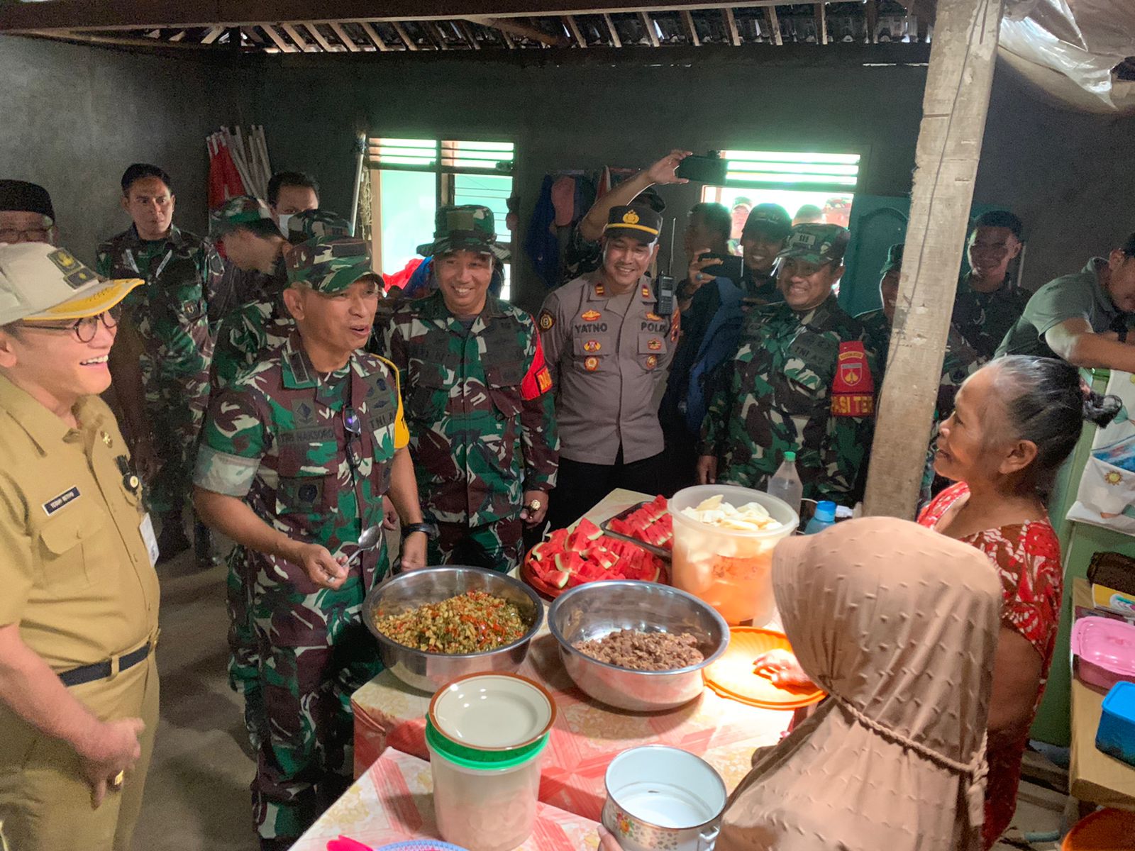 Mampir Ke Dapur Umum Satgas, Tim Wasev PJO TMMD Reguler 118 Cicipi Masakan Kampung