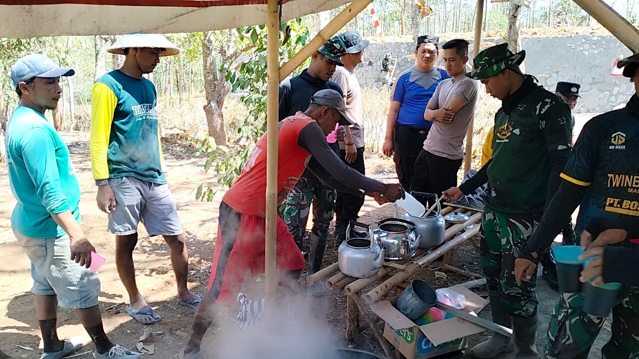 Segelas Kopi Sejuta Kebahagiaan, Begitulah Yang Terjalin Antara Satgas TMMD Bersama Warga