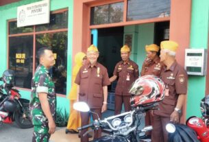 Hormati Para Pejuang, Babinsa Kelurahan Jebres Komsos Dengan Anggota Legiun Veteran