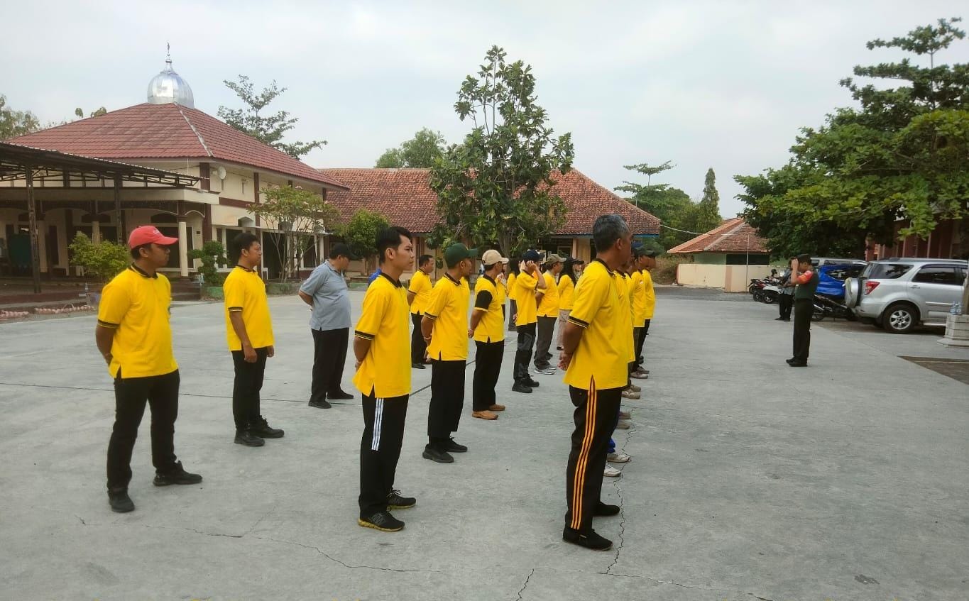 Tingkatkan Rasa Cinta Tanah Air, Babinsa Latih PBB Dan Wasbang Guru SMKN 1 Kalijambe