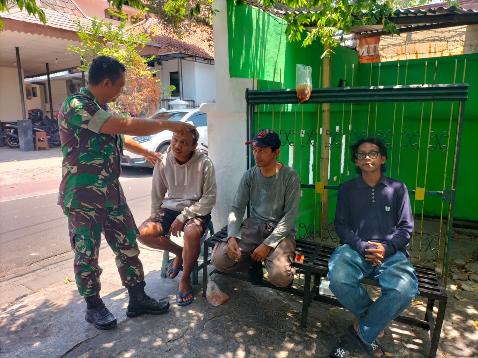 Babinsa Jayengan Sambangi Warga RT 02 RW 05