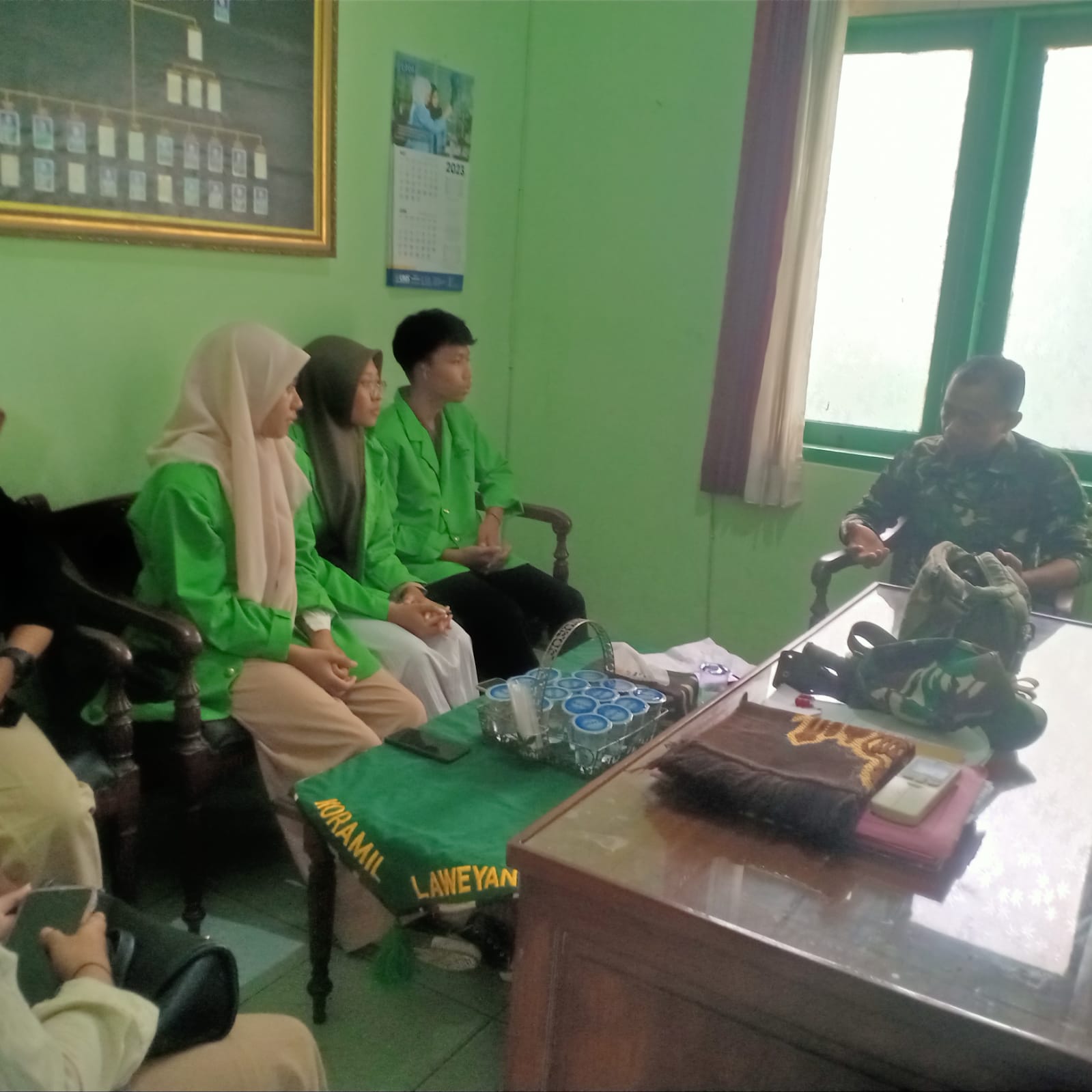 Mahasiswa KKN Kunjungi Koramil 01/Laweyan, Danramil Berikan Motivasi Dan Pengarahan