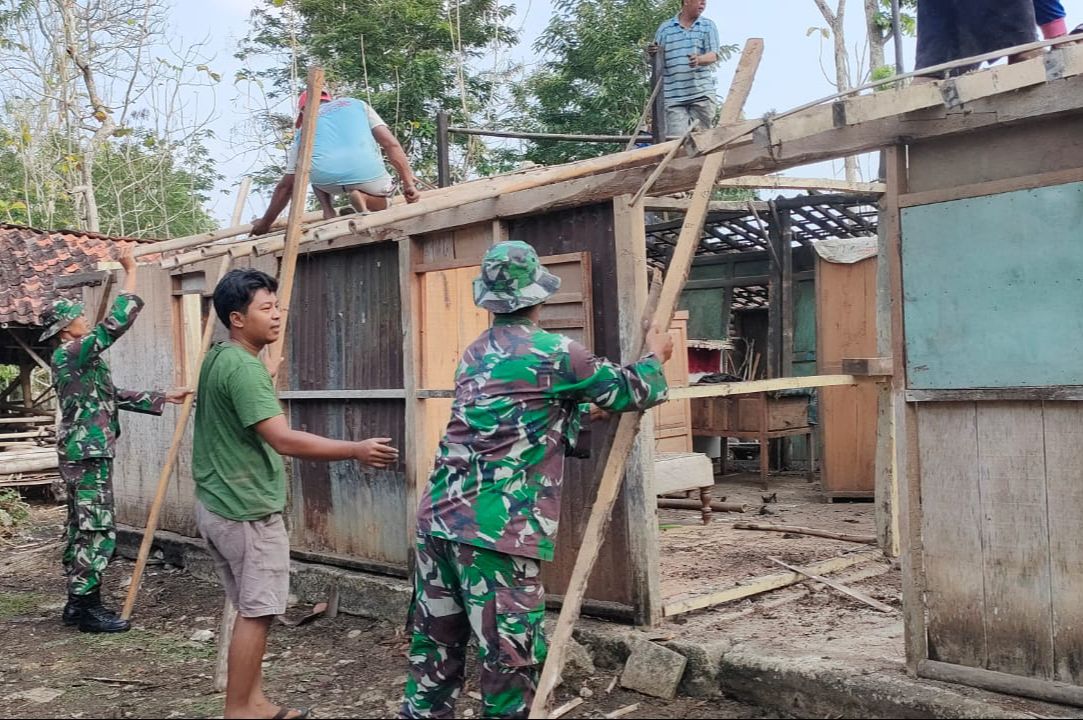 Koramil 11/Manyaran Kembali Bersama Warga Bahu-Membahu Bangun RTLH Milik Suwardi