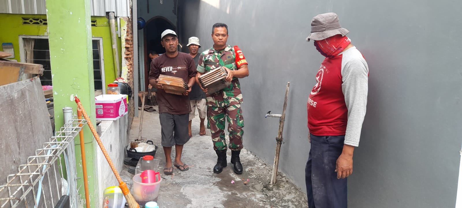 Ciptakan Kemanunggalan TNI Rakyat, Babinsa Manahan Gotong Royong Bantu Perbaiki Rumah Warga