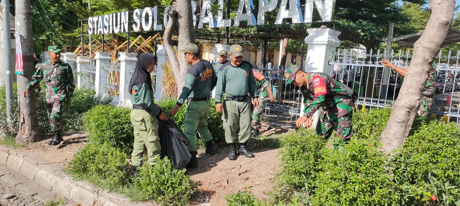 Sambut Hari Juang TNI AD, Kodim 0735/Surakarta Gelar Karya Bakti Pembersihan Sarana Umum Stasiun Solo Balapan