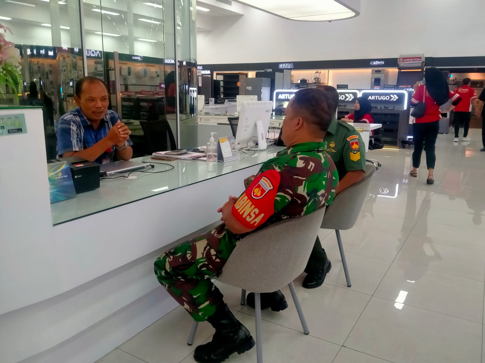 Bati Wan Wil Dampingi Babinsa Sambangi pengusaha Toko Candi Elektronik