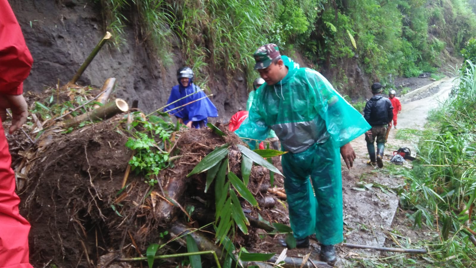 Babinsa Dan Warga Bersihkan Material Longsor