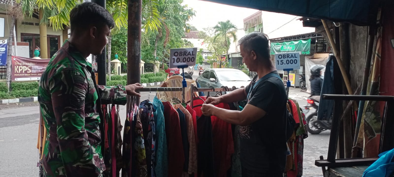 Pelaku UMKM Pedagang Pakain Murah Meriah Jadi Incaran Motivasi & Pendamping Babinsa Serengan