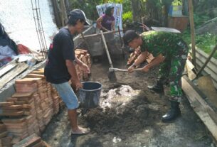 Bersama Warga, Babinsa Banjarsari Gotong Royong Bantu Renovasi Rumah Yang Rusak