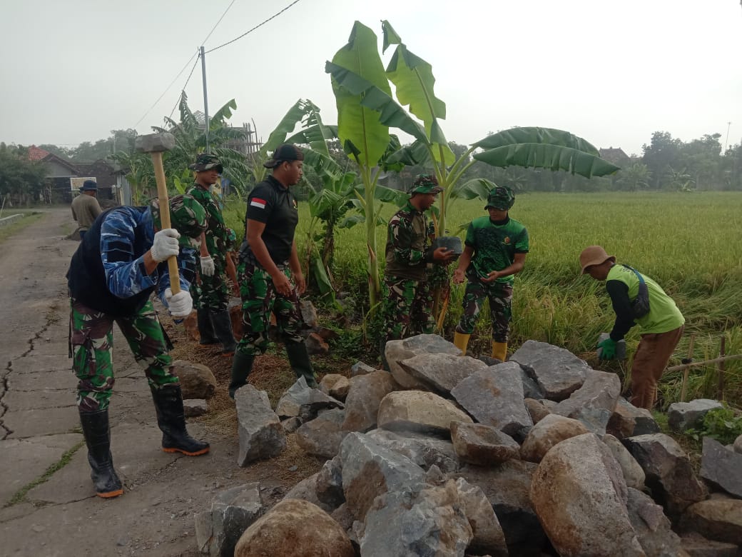 Kekompakan masyarakat Dan Anggota Satgas Melangsir Batu