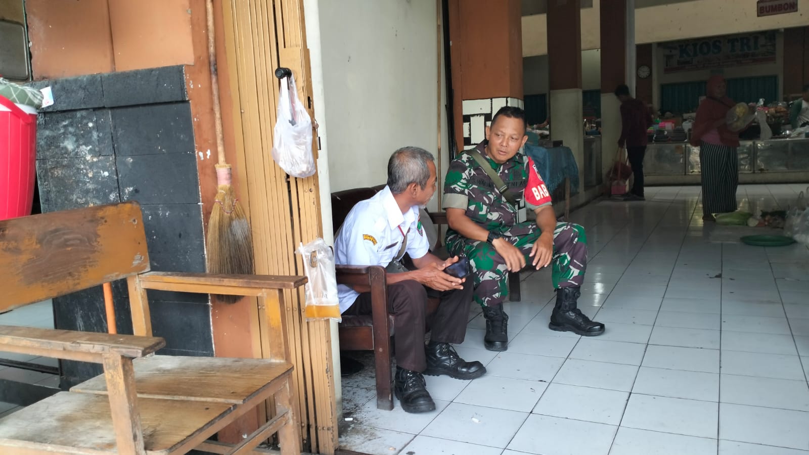 Pagi Ini Lurah Pasar Gading Solo Didatangi Babinsa. Ada Apa..??