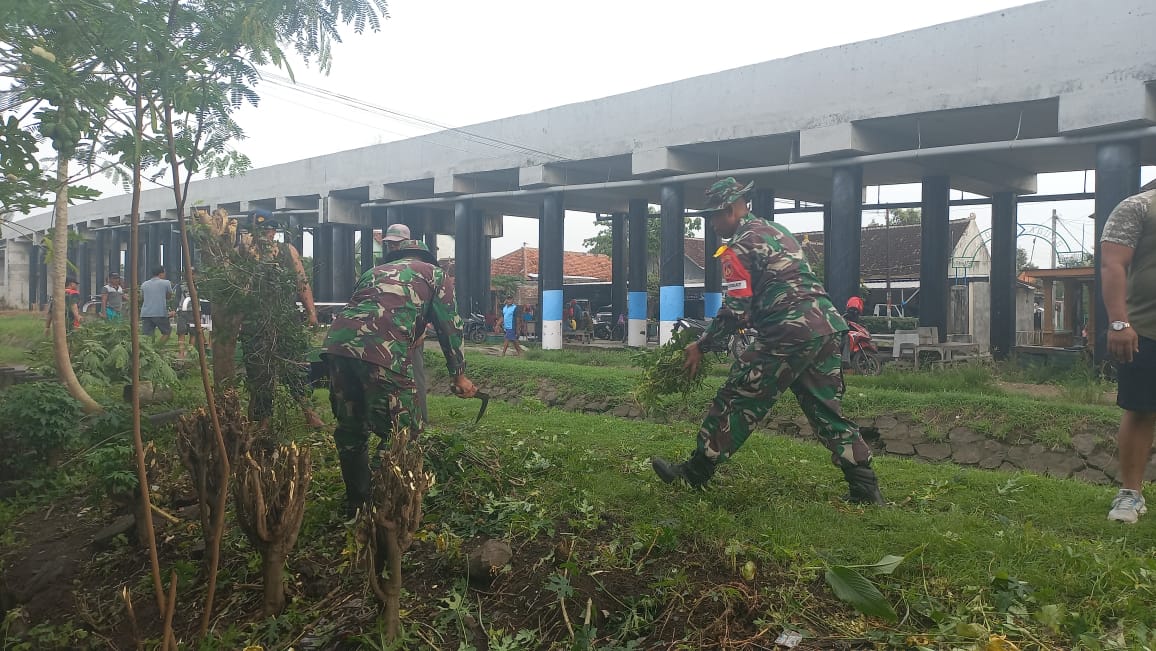 Kodim Boyolali Bersihkan Sampah di Aliran Irigasi Desa Tegalrejo