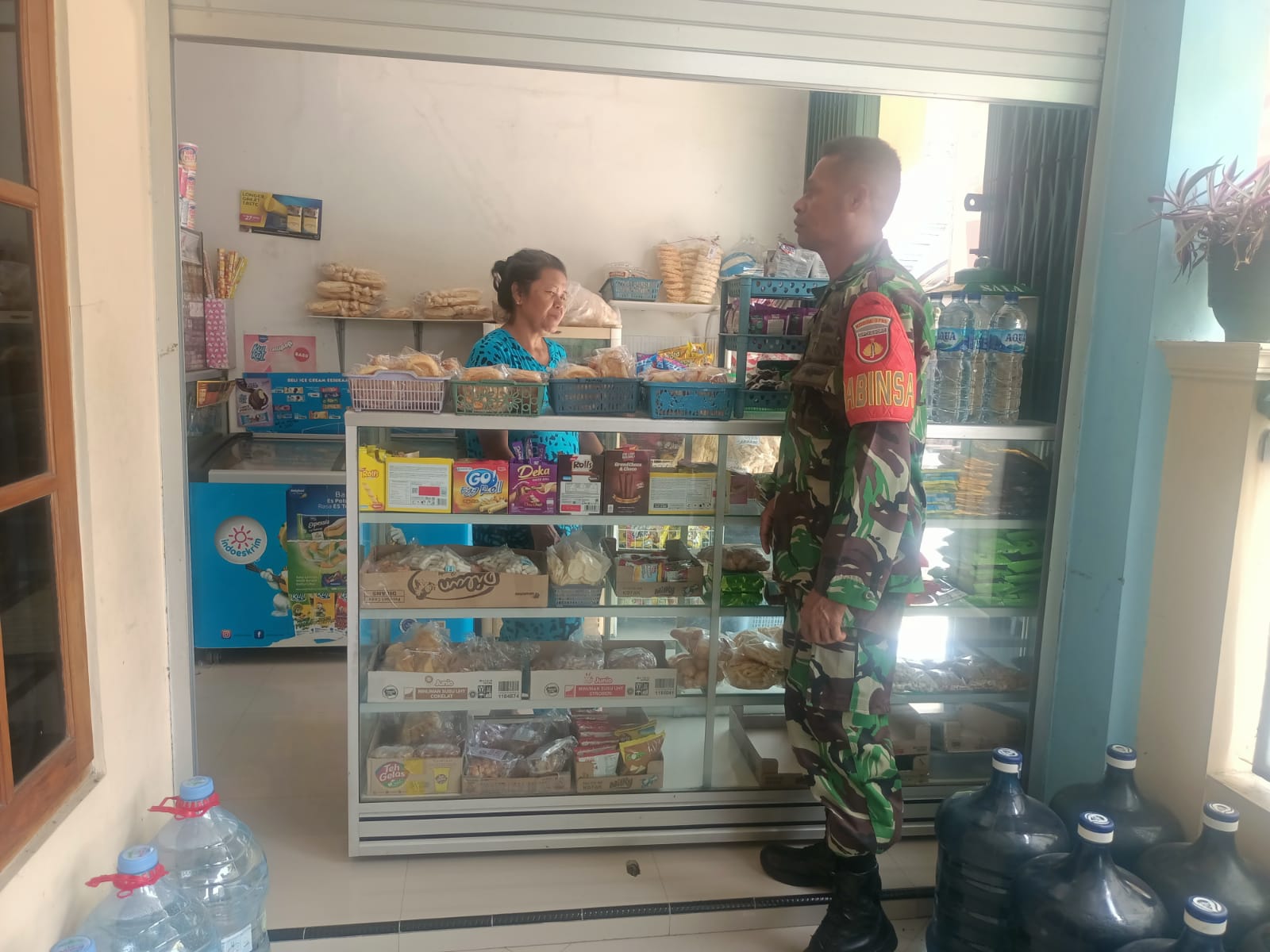 Yakinkan Kestabilan Harga Sembako,Babinsa Sumber Turun Langsung Cek di Toko-toko Kelontong