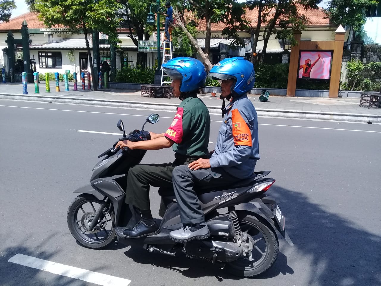 Ciptakan Situasi Aman Dan Kondusif Jelang Lebaran, Babinsa Keprabon Bersama Linmas Laksanakan Patroli Siang