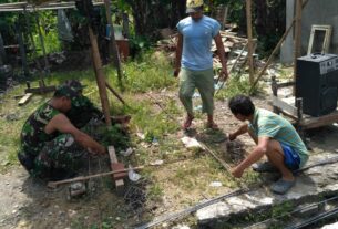 Pupuk Rasa Kepedulian, Babinsa Banjarsari Motori Pelaksanaan Gotong Royong Renovasi Rumah Warga