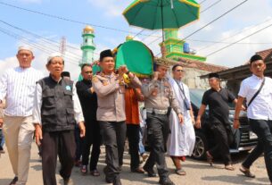 Antarkan Ke Peristirahatan Terakhirnya, Kapolresta Bandar Lampung Ikut Usung Keranda Jenazah Tokoh Kharismatik NU Lampung K.H. M. Arief Mahya