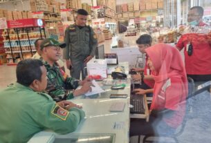 Babinsa Tipes Cek Harga sembako di Pasar Modern Lotte Mart