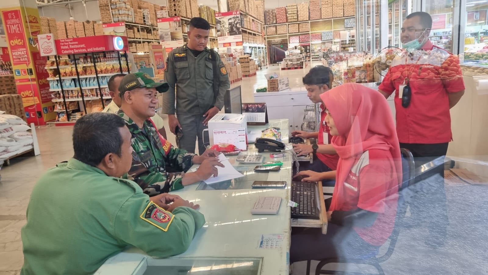 Babinsa Tipes Cek Harga sembako di Pasar Modern Lotte Mart
