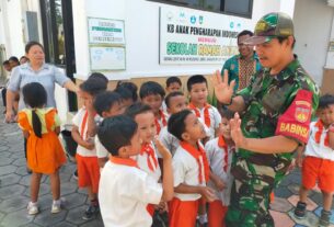 Begini Cara Babinsa Mojosongo Dalam Mengenalkan Dan Menanamkan Kecintaan Anak-anak Sekolah Kepada TNI
