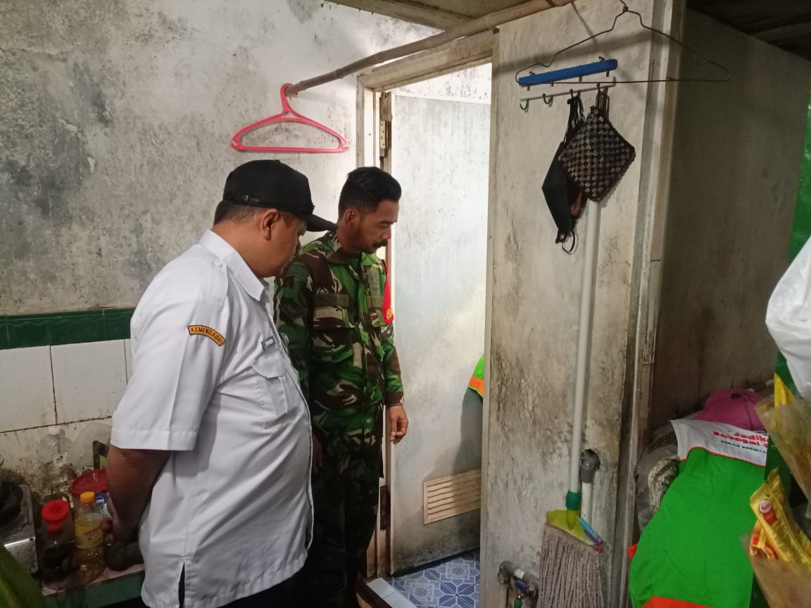 Cegah Demam Berdarah, Babinsa Pucangsawit Bersama Kader Jumantik Laksanakan Pemberantasan Sarang Nyamuk