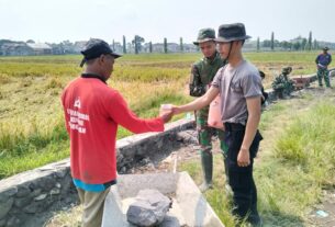 Istirahat Siang, Satgas TMMD Reguler 120 Kodim 0726/Sukoharjo Bersenda Gurau Dengan Warga