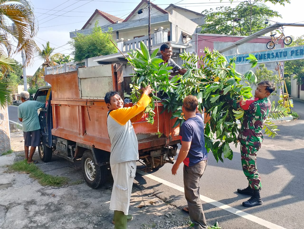 Minggu Bersih, Babinsa Serengan Pelopori Warganya Gotong Royong Bersihkan Lingkungan