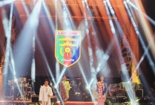 Pakaian Maduwaro yang Dipadu Sulam Jelujur dan Tapis karya Desainer Didiet Maulana dan UMKM Lampung Binaan Ibu Riana Sari Arinal Pukau Pengunjung Expo UMKM di Pamedan Pura Mangkunegaran, Surakarta