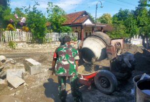 Peduli Terhadap Masyarakat, Babinsa Renovasi Rumah Warga