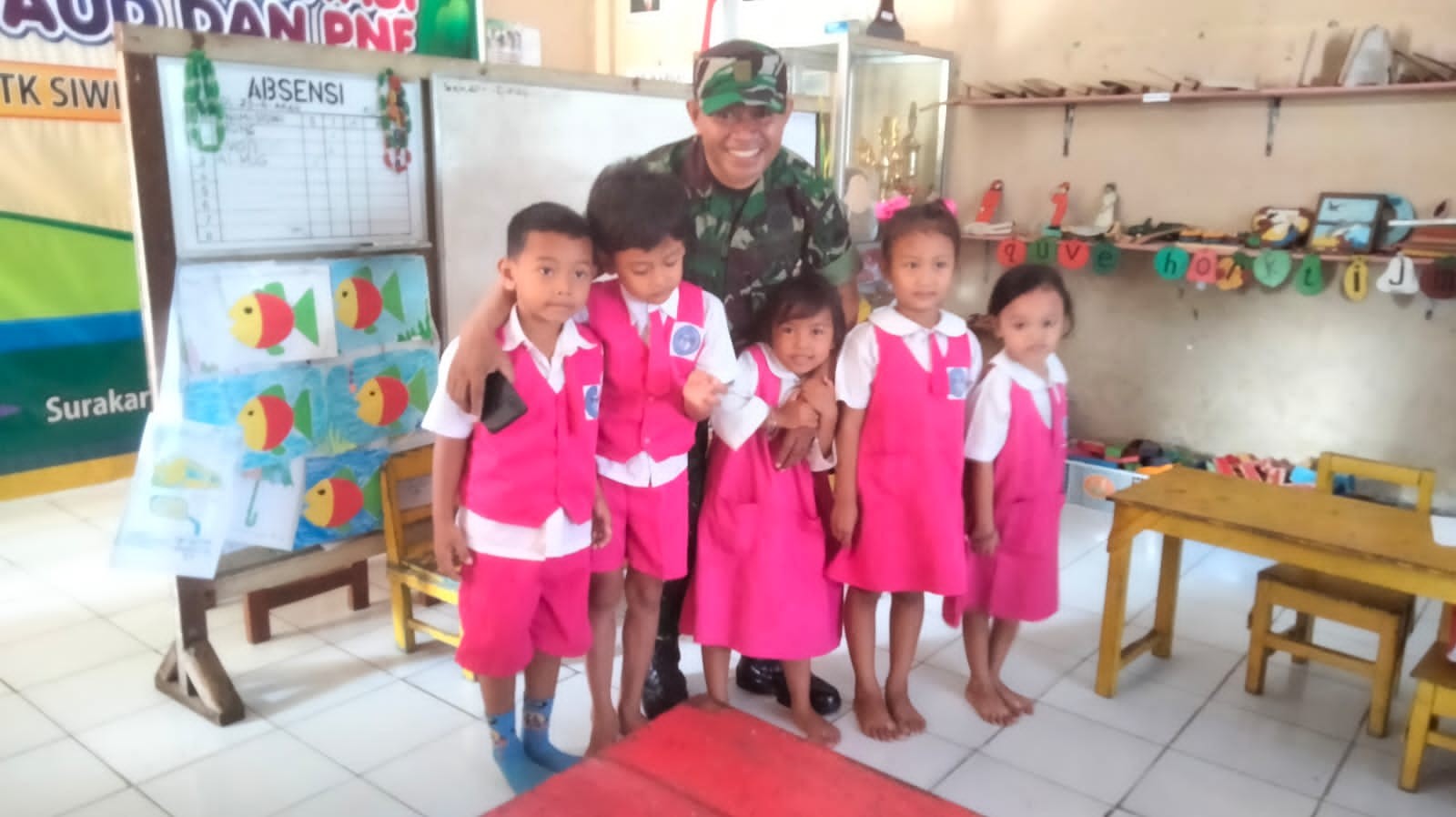 Peduli Terhadap Pendidikan, Babinsa Sudiroprajan Sambang ke Sekolah Taman Kanak - Kanak