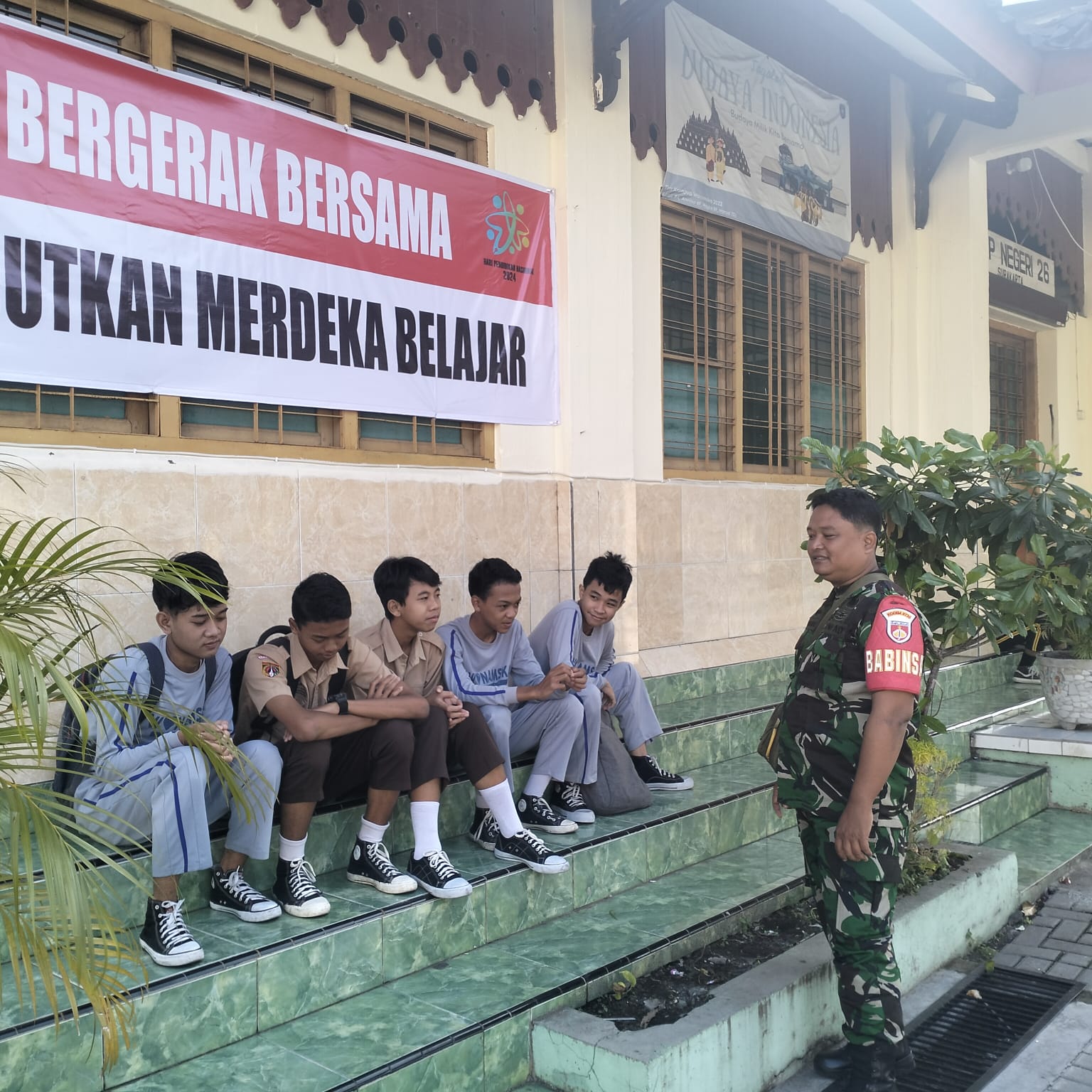 Rajin Belajar Dan Jauhi Narkoba, Ini Pesan Babinsa Kepatihan Kulon Saat Berkunjung Ke SMP N 26 Surakarta