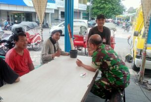 Ramah Dan Humanis, Babinsa Sudiroprajan Wujudkan Keakraban Dan Dengarkan Keluh Kesah Warga