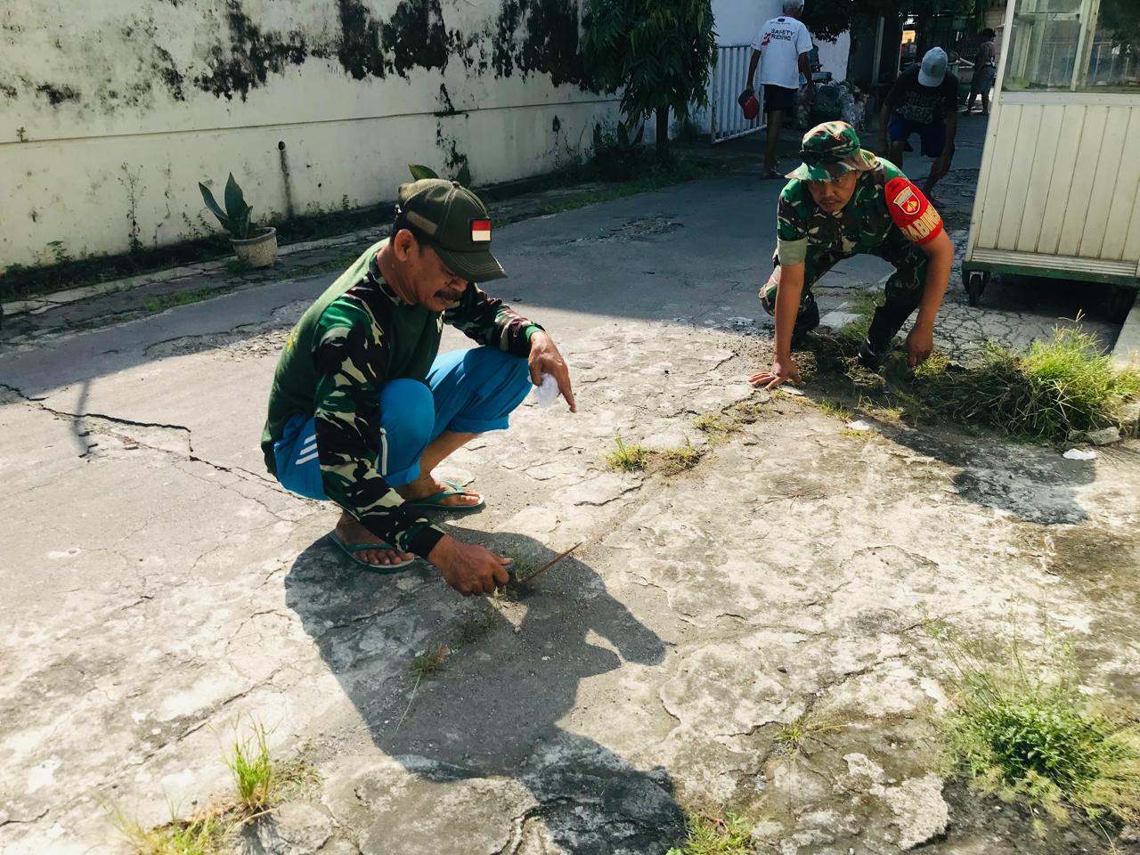 Tak Surut Galakan Jumat Bersih, Babinsa Purwodiningratan  Lestarikan Gotong Royong
