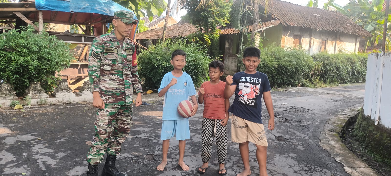 Anak-anak Usia Dini Adalah Salah Satu  Teman Babinsa Untuk Berinteraksi