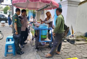 Berikan Motivasi Pelaku UMKM Babinsa Koramil 05/Pasar Kliwon Sambangi Pedagang di Seputaran Keraton Surakarta