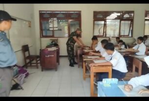 Gandeng Linmas, Bati Wanwil Bersama Babinsa Kelurahan Serengan Bantu Awasi Ujian Siswa-Siswi SMP Negeri 19 Surakarta