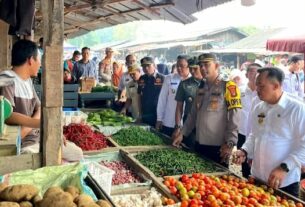 Jelas Idul Adha, Kapolres Lampura pantau harga bahan pokok