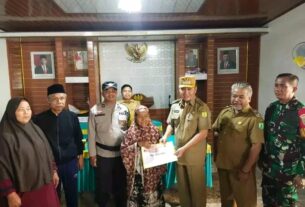 Babinsa Koramil 401-01/SL Mendampingi Pembagian BLT-DD di Desa Mekar Jadi