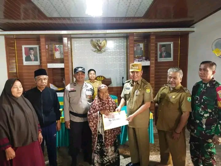 Babinsa Koramil 401-01/SL Mendampingi Pembagian BLT-DD di Desa Mekar Jadi