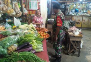 Peduli Kebersihan, Babinsa Mojosongo Ingatkan Pedagang Dan Pengunjung Pasar Tidak Membuang Sampah Sembarangan
