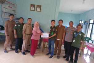 Penyaluran bantuan langsung tunai kepada 17 KPM pekon Banjar agung
