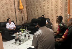 Sebagai Babinsa Baru Serda Watono Perkenalkan diri Dengan Kepala Kelurahan Sudiroprajan